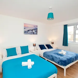 Stunning Four Bedroom House Close To Excel, O2 & With Free Parking Hébergement de vacances Londres