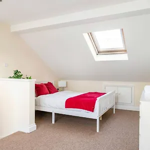  Сasa de vacaciones 2 Bed Terraced House With Loft In Stratford Reino Unido